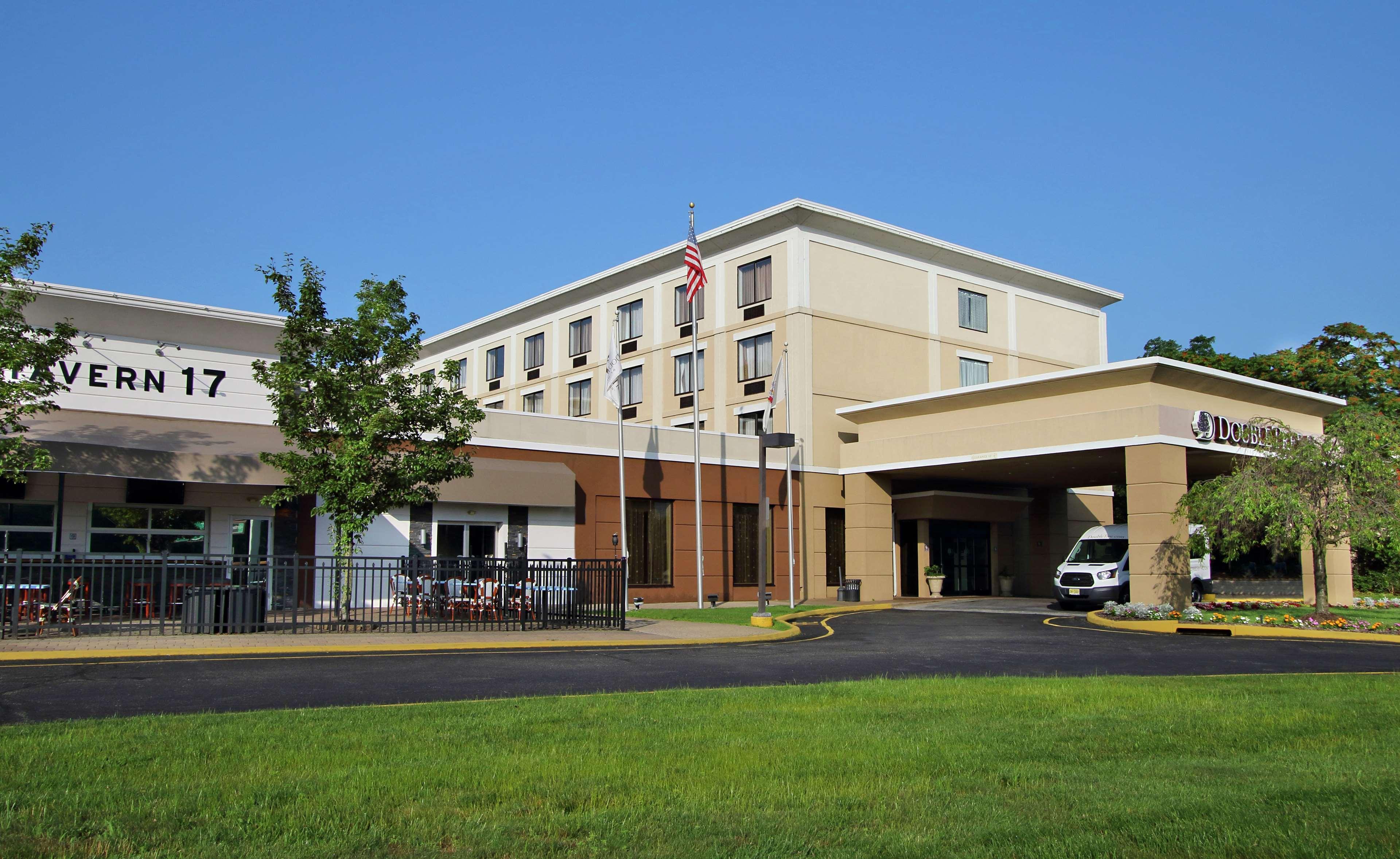 Doubletree By Hilton Mahwah Hotel Exterior photo